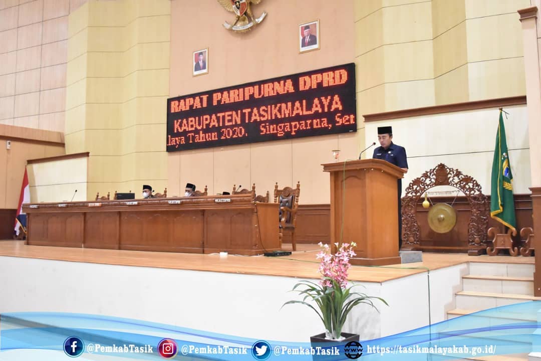 SEKDA HADIRI RAPAT PARIPURNA DPRD
