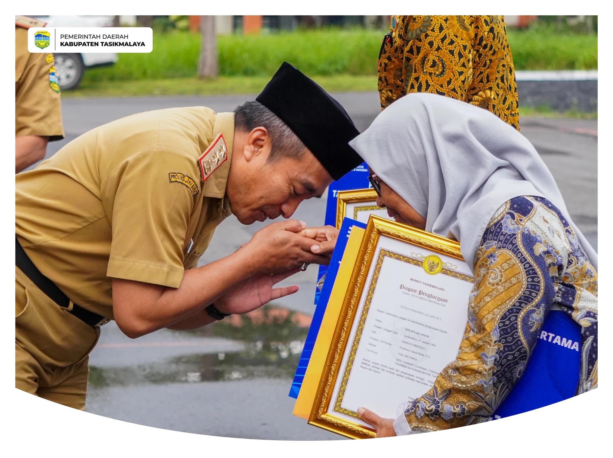 Sekda Zen Lepas PNS Purna Tugas Dan Serahkan Sk Kenaikan Gaji PPPK
