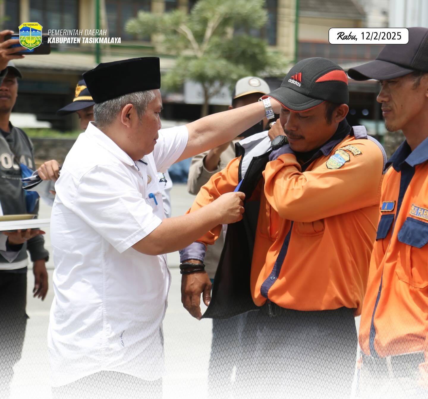 Penyematan Rompi Kepada Petugas Parkir Di Kabupaten Tasikmalaya