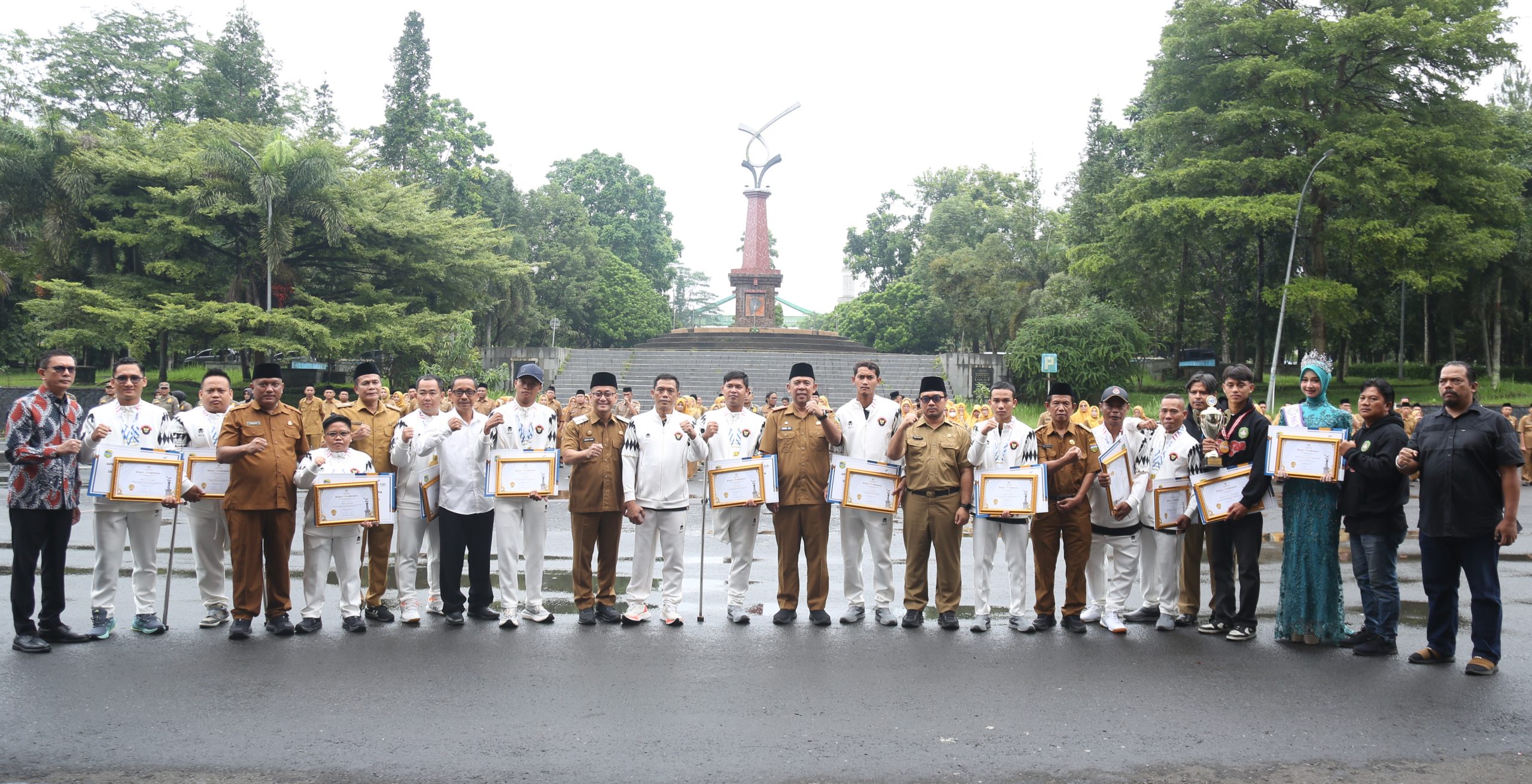 Dalam Rangkaian Apel Gabungan Senin Pagi, Pemkab Tasikmalaya Apresiasi Para Atlet Dan Duta Berprestasi
