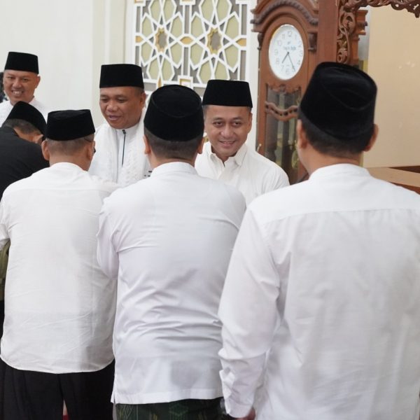 Bersama Masyarakat, Bupati Dan Wakil Bupati Tasikmalaya Salat&hellip;