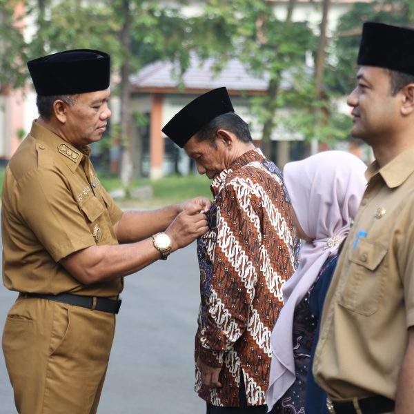 Wakil Bupati Tasikmalaya Pimpin Apel Gabungan ASN, Serahkan&hellip;